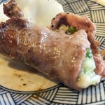 秩父焼肉ホルモン酒場 まる助 - 牛タンねぎ塩を包んで頂きます。