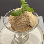 Kyoho-flavored oolong tea ice cream