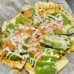 お好み焼き 鉄ちゃん - チーズの上にアボカドとトマト　鉄板焼きって組み合わせ自由で本当に楽しい