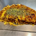 お好み焼き 鉄ちゃん - 今日はキムチ入りと半分ずつして断面ショーｗ