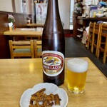 鮒兼 - キリンラガー大瓶と骨煎餅　この風情が良いですよね