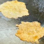 お好み焼き 鉄ちゃん - チーズ煎餅がじりじりと焼かれていくのを見ながら呑みますｗ