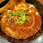 川外川  - 担々麺は器を分けてくれました　珍しく太麺でスープがよく絡まります
