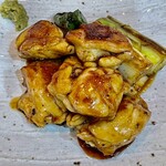 蕎心 - 蕎麦屋の焼鳥　大きいモモ肉が返しと一緒に焼かれてトロトロ　葱と獅子唐が大活躍です