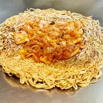 お好み焼き 鉄ちゃん - ワイフは肉玉そばにキムチをトッピング　その手があったかｗ