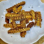 鮒兼 - スナック感覚で摘めるように短くカットしてある骨煎餅