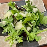 焼鳥 せきね - ルーコラのサラダには濃くて美味い玉葱ドレッシングがかかっています