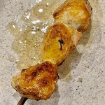 焼鳥 せきね - ぼんぼちごと切り出したぼんじり　なかなかのサイズ感で脂たっぷり