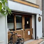 焼鳥 せきね - オフホワイトと木の温もりが感じられる柔らかいファサード