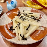 焼鳥 せきね - セロリと塩昆布の和え物　猫ソッポｗ