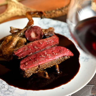 ジビエに合わせるワインを豊富にご用意。