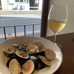 バル ペロタ - 「ムール貝とハマグリのシェリー蒸し」と「白ワイン」