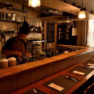 カウンターだけの、小さな隠れ家。