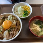 すき家 - 月見すきやき牛丼定食800円