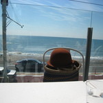 すぐ前は…海…