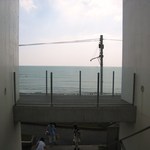 bills - ビルの間から見える海…いい感じです！