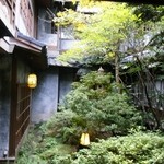 Chikushitei - 中庭には昼行灯も。