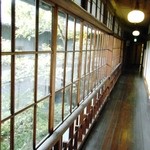 筑紫亭 - 二階の廊下がタマランです。（←実は、廊下フェチ？）
