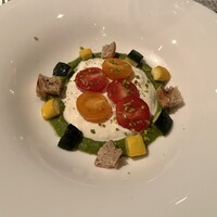 イタリアンダイニング ケシキ - ズッキーニのクリームと自家製ストラッチャテッラチーズ  チェリートマトとラズベリービネガー