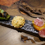 ル クーリュズ - サザエの肝ソース、焼きナスのタルト、イサキのからすみ、にら花、ちりめんかぼちゃ、プラチナポークのサラミ