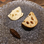 ル クーリュズ - れんこんのコンフィとピクルス、１０種類のスパイスを利かせた金山寺味噌ピューレ