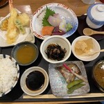 魚源 - 魚源定食2600円(税込み)。天ぷら、お造り、西京焼き、あら汁、茶碗蒸しの中にまで魚が入った、まさに魚尽くしの定食。