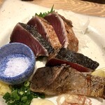 本格板前居酒屋 お魚総本家 - 藁の香りが食欲をそそるかつおの藁焼き