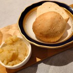 オステルリー・スズキ - 自家製パン 玉葱入りマッシュポテトで