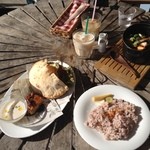 ダブルドアーズ - 2013/10 自家製グラハム入りピタパンブレッドを使った
      フィッシュサンドウィッチ（スープ、ベイクドポテトではなくキッシュ、ドリンク付き）1,400円、季節野菜たっぷりシーフードクリーミーカレー（ドリンク付き）1,600円