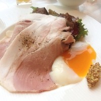 ギリガンズ アイランド - メインはジャンボン ドスという美瑛産もち豚のハム