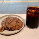 ブルーボトルコーヒー - コールドブリューとチョコレートチップクッキー