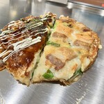 Okonomiyaki Mikawa Tadaya - 豚ねぎ焼き　半分はソース、残り半分はポン酢で。