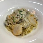 Cream pasta with scallops and champignons