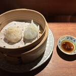 中國菜 奈良町 枸杞 - 蒸し点心　2種
      大和肉鶏の小籠包　烏骨鶏のスープ入り
      フカヒレのせ　五目野菜の蒸し餃子　蔓紫入り