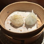 中國菜 奈良町 枸杞 - 蒸し点心　2種
      大和肉鶏の小籠包　烏骨鶏のスープ入り
      フカヒレのせ　五目野菜の蒸し餃子　蔓紫入り