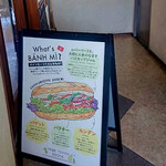 VEGE TAVOLA EDOYA - ビルのトイレに行ったので気が付いた　看板の裏のバインミーのこと