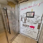 N9Y BUTCHER'S GRILL NEWYORK - 入り口は鉄のドア