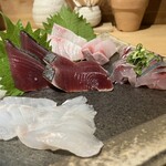 魚店きなり - 刺し盛り 四点盛り      1600円
            （カツオ、スズキ、鯵、ヒラマサ）