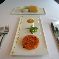 THE COSMOPOLITAN GRILL BAR TERRACE - 前菜とパンです。