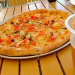 クラフトキッチン - 淡路島オニオンガーリック海老とトマトのピッツァ