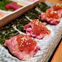 UMAMI日本酒弐番館 - 黒毛和牛の炙りといくらの海苔巻き