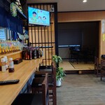 さしま - カウンターに　どうぞ　　テレビ見ながらおばちゃんとお喋り　　まだまだ　暑いね　　どこから来たの？？