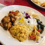 Sanmi restaurant＆bar - 料理写真:エディブルフラワー入り日替わりランチプレート