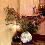 炭火焙煎珈琲・凛 - 奥に秋色の扇風機、トイレの扉が見えますか