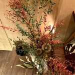 炭火焙煎珈琲・凛 - 階段を上がった入口の足元を照らすライトと、それを和らげるかのように置かれた秋の花瓶