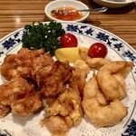 重慶飯店 - 鶏の唐揚げと海老のフリットの盛り合わせ