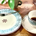 炭火焙煎珈琲・凛 - ターコイズジュエルで揃えた、カップ&ソーサそしてケーキ皿。すごい喫茶店です