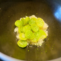 ひがしやま 司 - 新ぎんなんと百合根でしゃり粥をベースに置いて。柚子の香りで。