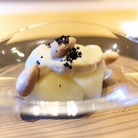 ひがしやま 司 - 梨と落花生、豆腐を裏ごししたソースに大徳寺納豆のパウダーを振りかけて。