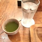 218092261 - あったかい緑茶とお水を出していただけます。